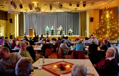 Die weihnachtlich geschmückte Stadthalle Aßlar