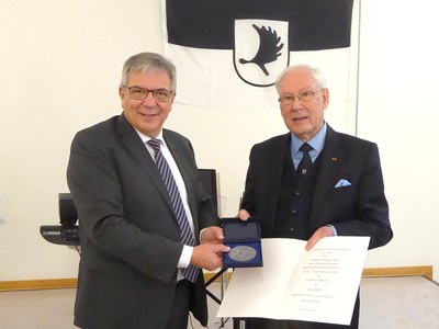 Oberbürgermeister Gerd-Uwe Mende (links) überreicht dem Vorsitzenden Dieter Schetat die Silberne Stadtplakette und Urkunde