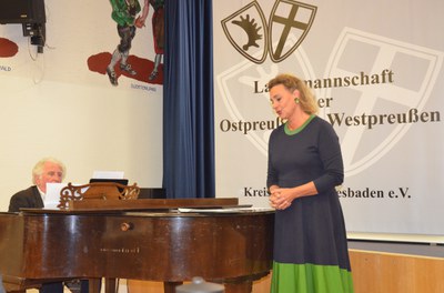 Horst Wilhelm am Flügel und die Sopranistin Annette Luig umrahmten die Feierstunde musikalisch.