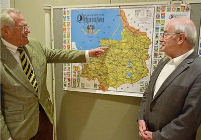 Heimat: Christean Wagner zeigt auf einer Landkarte auf seine Geburtsstadt Königsberg in Ostpreußen, Hauptstadt der heutigen russischen Enklave Kaliningrad. Kuno Kutz, Landesgeschäftsführer der Landsmannschaft der Ost- und Westpreußen, schaut zu.