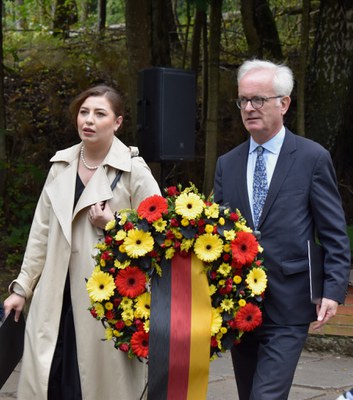 deutscher-Botschafter-bei-Kranzniederlegung.jpeg
