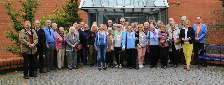 Gruppenfoto vor dem Tagungshaus am Ende des zweiten Tages